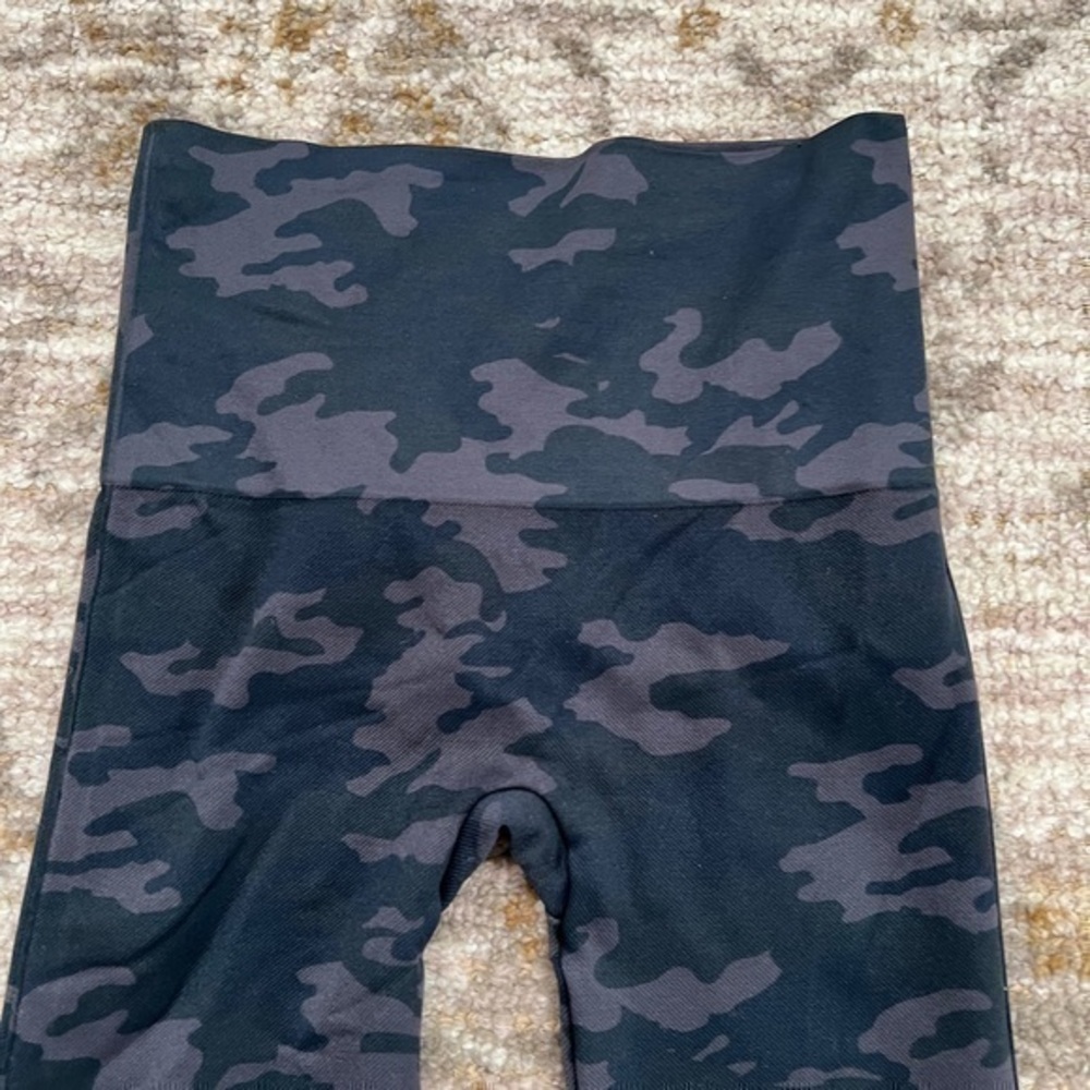 SPANX Look At Me Now Seamless Cropped Camo Athletic Leisure Leggings - Picture 4 of 8